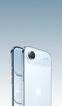 iPhone Air, kleur Hemelsblauw, schuin zijaanzicht van achterkant, Fusion Hoofdcamerasysteem in plateau aan de bovenkant, knop voor Cameraregelaar, schuin zijaanzicht van voorkant met all-screendesign, actieknop en volumeknoppen