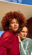 De feature Middelpunt voor foto’s wordt gebruikt om het gezicht van twee personen beter in beeld te brengen